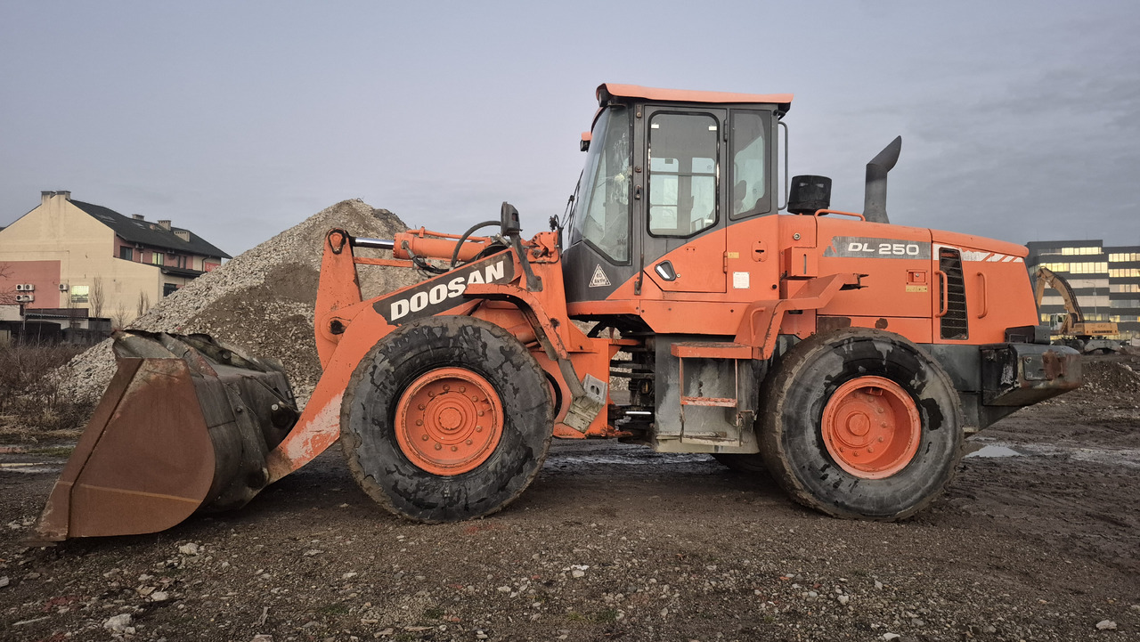 DOOSAN DL250-3 - Utovarivač na kotačima: slika DOOSAN DL250-3 - Utovarivač na kotačima DOOSAN DL250-3 - Utovarivač na kotačima: slika DOOSAN DL250-3 - Utovarivač na kotačima