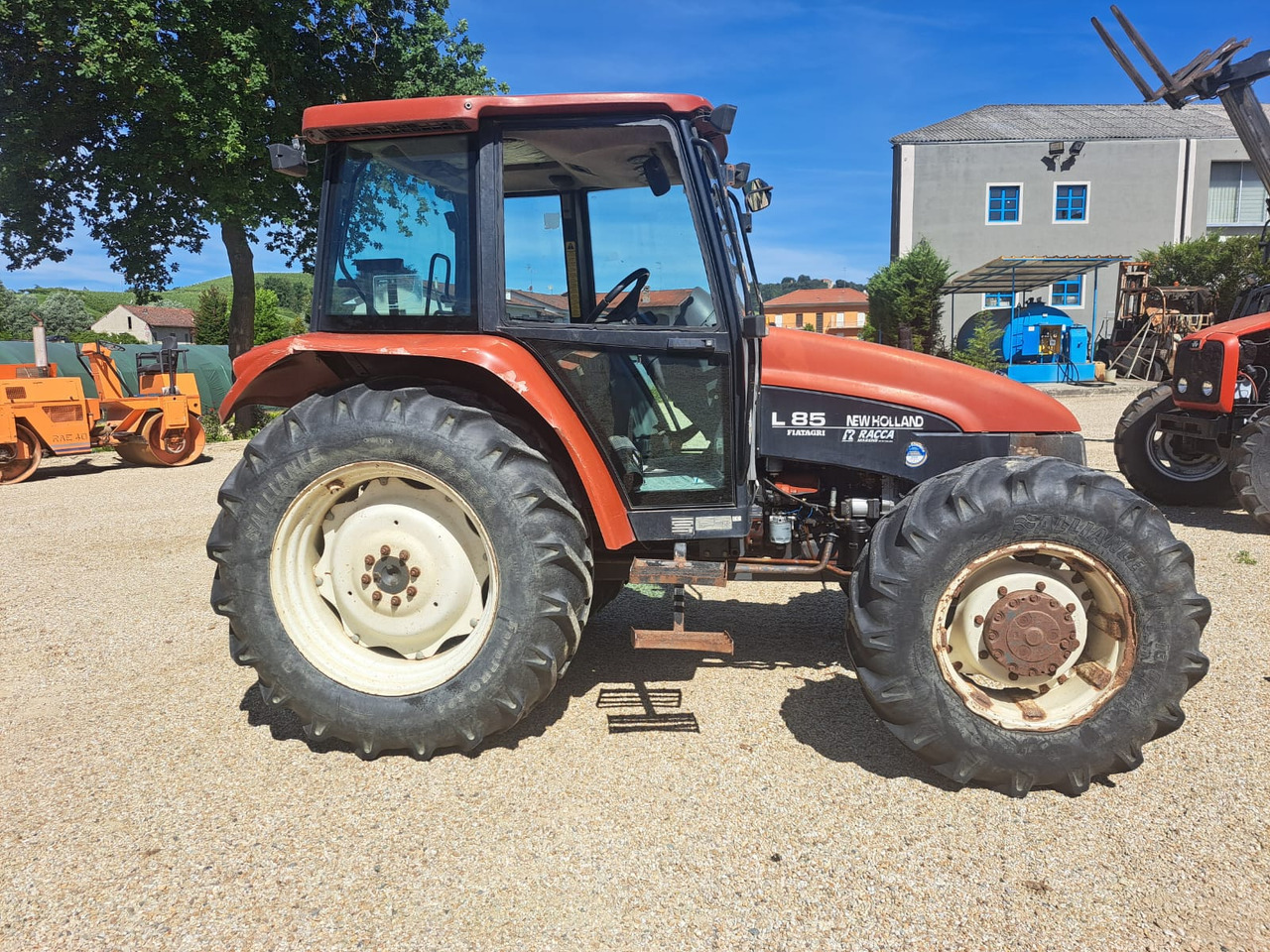 NEW HOLLAND New Holland L85 - Traktor: slika NEW HOLLAND New Holland L85 - Traktor NEW HOLLAND New Holland L85 - Traktor: slika NEW HOLLAND New Holland L85 - Traktor