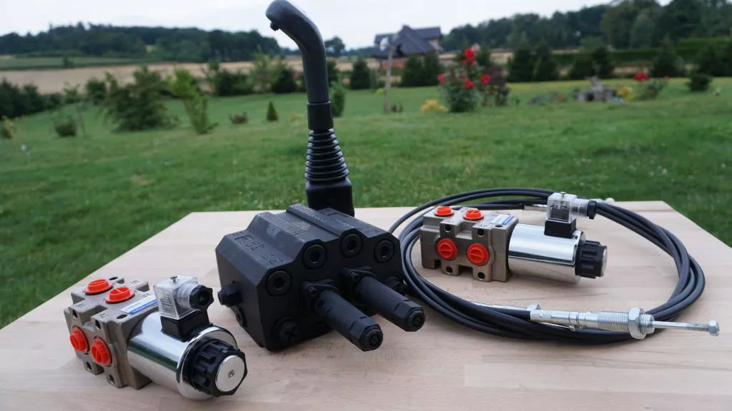 Front loader valve with Load Sensing LS valve 4 function Joystick 90 l/min 24 gp Case IH - Prednji utovarivač za traktor za Kamion: slika Front loader valve with Load Sensing LS valve 4 function Joystick 90 l/min 24 gp Case IH - Prednji utovarivač za traktor za Kamion Front loader valve with Load Sensing LS valve 4 function Joystick 90 l/min 24 gp Case IH - Prednji utovarivač za traktor za Kamion: slika Front loader valve with Load Sensing LS valve 4 function Joystick 90 l/min 24 gp Case IH - Prednji utovarivač za traktor za Kamion