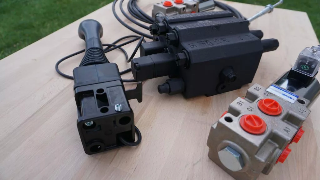 Front loader valve with Load Sensing LS valve 4 function Joystick 90 l/min 24 gp Case IH - Prednji utovarivač za traktor za Kamion: slika Front loader valve with Load Sensing LS valve 4 function Joystick 90 l/min 24 gp Case IH - Prednji utovarivač za traktor za Kamion Front loader valve with Load Sensing LS valve 4 function Joystick 90 l/min 24 gp Case IH - Prednji utovarivač za traktor za Kamion: slika Front loader valve with Load Sensing LS valve 4 function Joystick 90 l/min 24 gp Case IH - Prednji utovarivač za traktor za Kamion