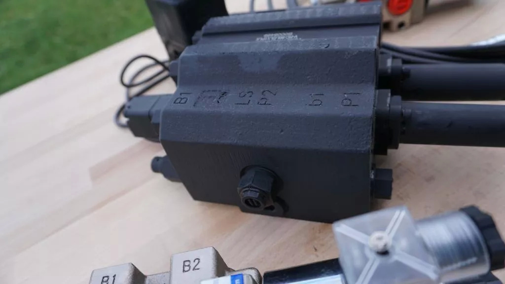 Front loader valve with Load Sensing LS valve 4 function Joystick 90 l/min 24 gp Case IH - Prednji utovarivač za traktor za Kamion: slika Front loader valve with Load Sensing LS valve 4 function Joystick 90 l/min 24 gp Case IH - Prednji utovarivač za traktor za Kamion Front loader valve with Load Sensing LS valve 4 function Joystick 90 l/min 24 gp Case IH - Prednji utovarivač za traktor za Kamion: slika Front loader valve with Load Sensing LS valve 4 function Joystick 90 l/min 24 gp Case IH - Prednji utovarivač za traktor za Kamion