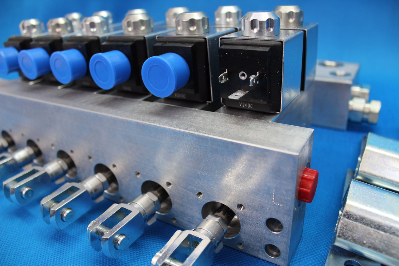 Actuator block MOD 10 for 6 function12/ 24VDC Retrofit Kit for crane with valve without solenoids Fassi Hiab Palfinger 12/24V - Građevinski strojevi: slika Actuator block MOD 10 for 6 function12/ 24VDC Retrofit Kit for crane with valve without solenoids Fassi Hiab Palfinger 12/24V - Građevinski strojevi Actuator block MOD 10 for 6 function12/ 24VDC Retrofit Kit for crane with valve without solenoids Fassi Hiab Palfinger 12/24V - Građevinski strojevi: slika Actuator block MOD 10 for 6 function12/ 24VDC Retrofit Kit for crane with valve without solenoids Fassi Hiab Palfinger 12/24V - Građevinski strojevi