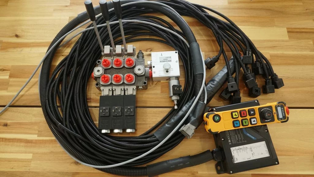 Monoblock hydraulic valve Galtech 3 sections 60 l/min 15 gpm 12 V + Remote radio Palfinger, Hiab, Fassi - Građevinski strojevi: slika Monoblock hydraulic valve Galtech 3 sections 60 l/min 15 gpm 12 V + Remote radio Palfinger, Hiab, Fassi - Građevinski strojevi Monoblock hydraulic valve Galtech 3 sections 60 l/min 15 gpm 12 V + Remote radio Palfinger, Hiab, Fassi - Građevinski strojevi: slika Monoblock hydraulic valve Galtech 3 sections 60 l/min 15 gpm 12 V + Remote radio Palfinger, Hiab, Fassi - Građevinski strojevi