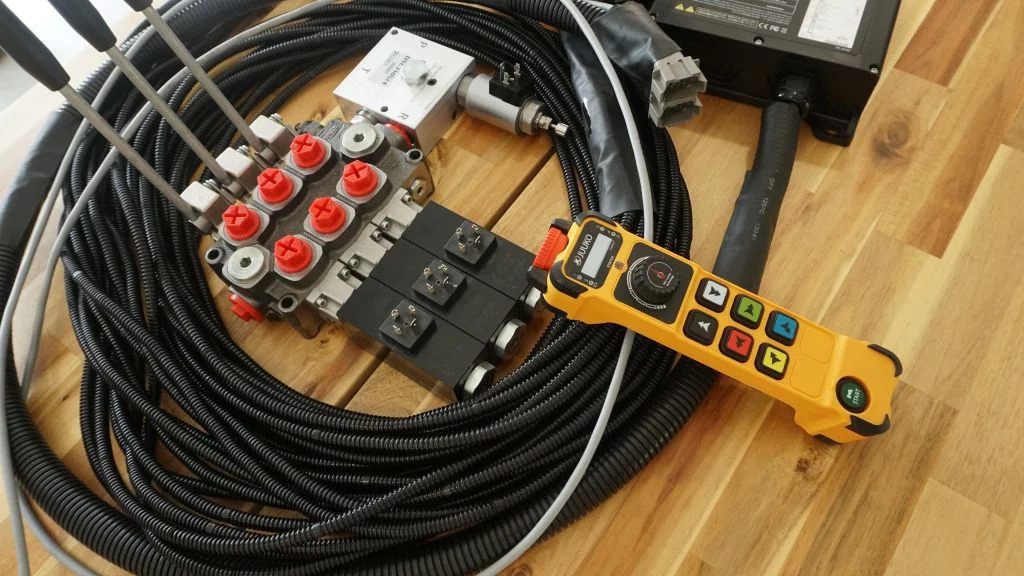 Monoblock hydraulic valve Galtech 3 sections 60 l/min 15 gpm 12 V + Remote radio Palfinger, Hiab, Fassi - Građevinski strojevi: slika Monoblock hydraulic valve Galtech 3 sections 60 l/min 15 gpm 12 V + Remote radio Palfinger, Hiab, Fassi - Građevinski strojevi Monoblock hydraulic valve Galtech 3 sections 60 l/min 15 gpm 12 V + Remote radio Palfinger, Hiab, Fassi - Građevinski strojevi: slika Monoblock hydraulic valve Galtech 3 sections 60 l/min 15 gpm 12 V + Remote radio Palfinger, Hiab, Fassi - Građevinski strojevi
