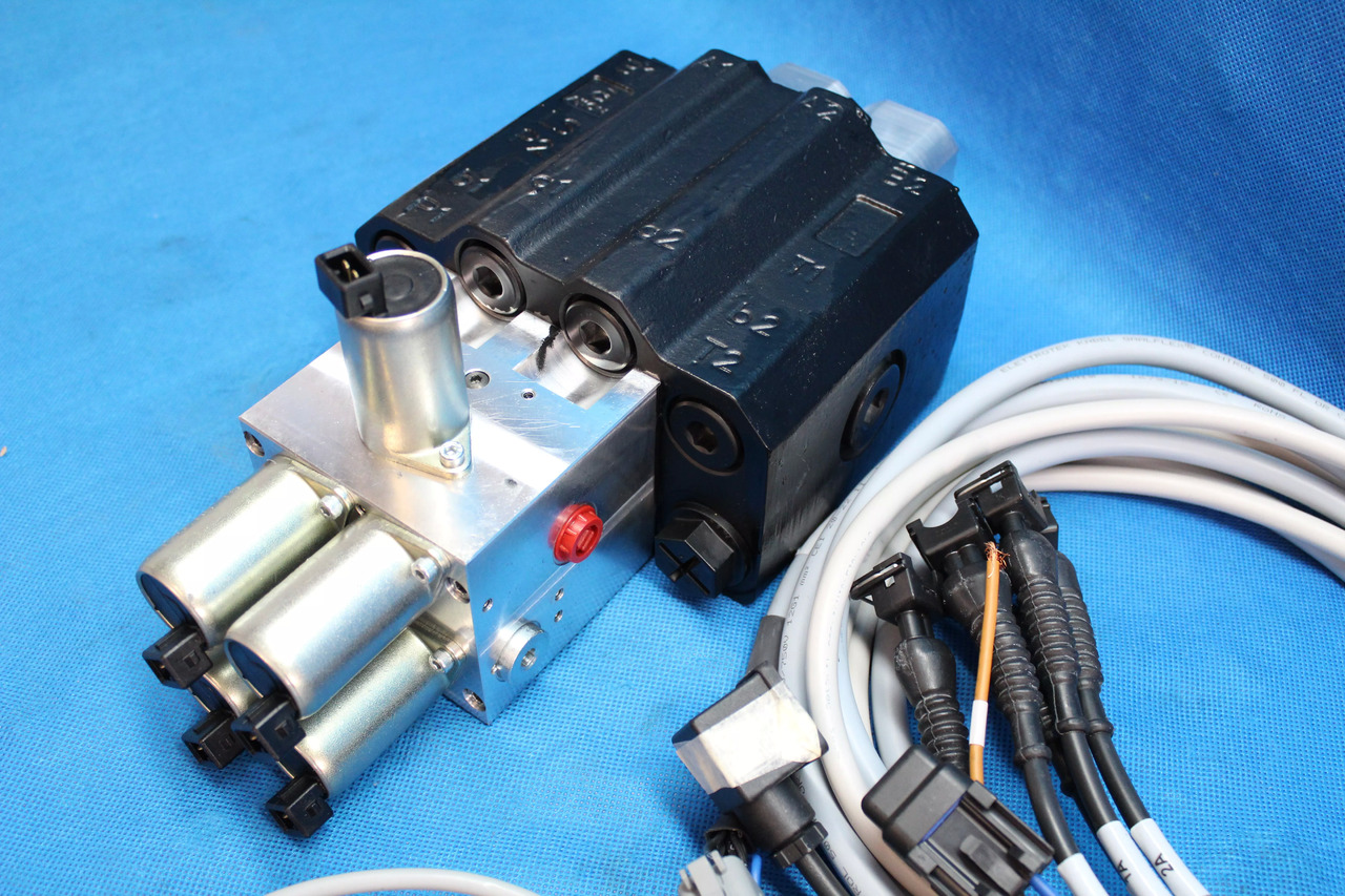Prednji utovarivač za traktor za Kamion Joystick + AKON LVM92 Proportional Valve 90 L/Min 2 Sections for Loader, Closed: slika Prednji utovarivač za traktor za Kamion Joystick + AKON LVM92 Proportional Valve 90 L/Min 2 Sections for Loader, Closed