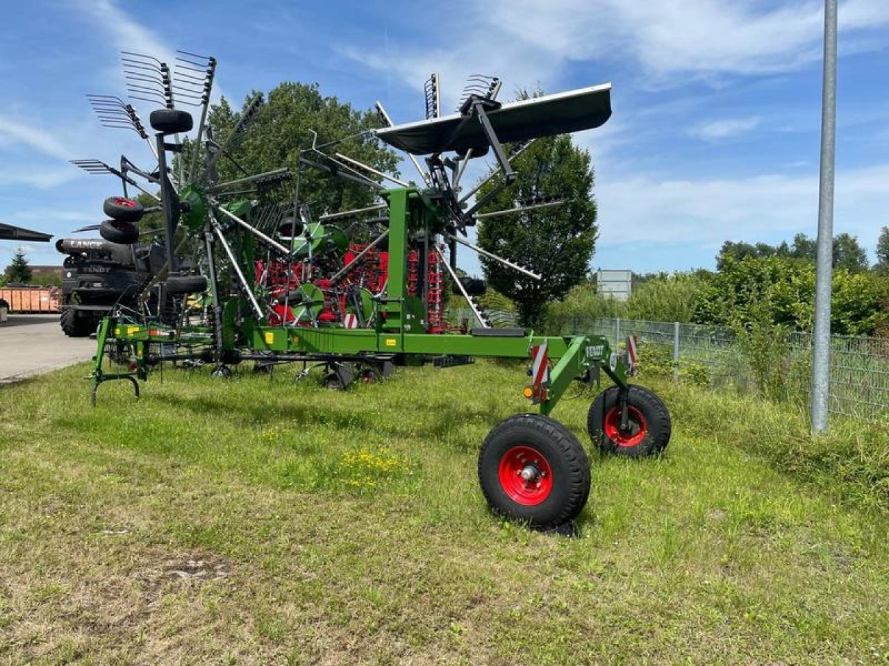 Fendt FORMER 1603 AKTION - Prevrtač sijena/ Grabulje: slika Fendt FORMER 1603 AKTION - Prevrtač sijena/ Grabulje Fendt FORMER 1603 AKTION - Prevrtač sijena/ Grabulje: slika Fendt FORMER 1603 AKTION - Prevrtač sijena/ Grabulje