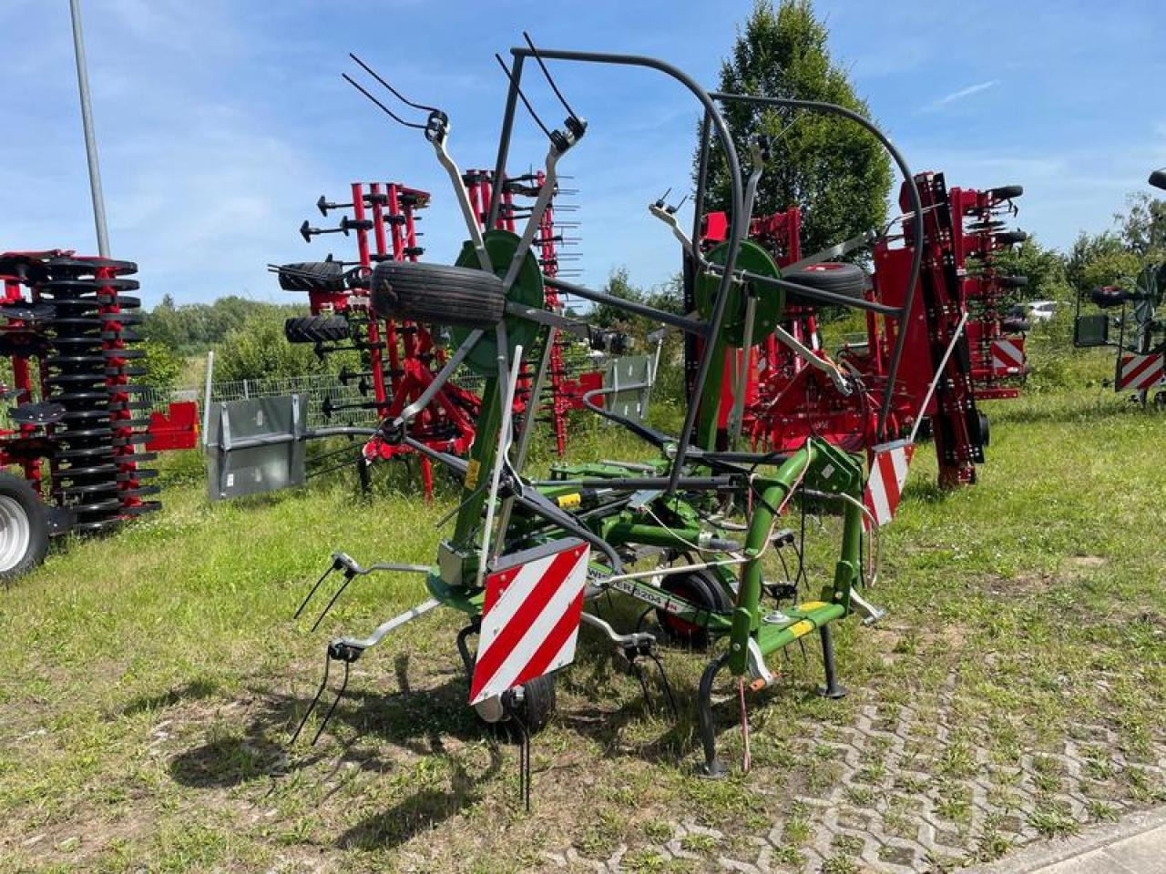 Fendt TWISTER 5204 AKTION - Prevrtač sijena/ Grabulje: slika Fendt TWISTER 5204 AKTION - Prevrtač sijena/ Grabulje Fendt TWISTER 5204 AKTION - Prevrtač sijena/ Grabulje: slika Fendt TWISTER 5204 AKTION - Prevrtač sijena/ Grabulje