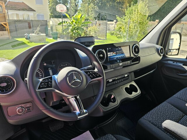 MERCEDES-BENZ Sprinter 317 CDI Kasten L2H2 AHK 3,5t MBUX10,25... - Furgon: slika MERCEDES-BENZ Sprinter 317 CDI Kasten L2H2 AHK 3,5t MBUX10,25... - Furgon MERCEDES-BENZ Sprinter 317 CDI Kasten L2H2 AHK 3,5t MBUX10,25... - Furgon: slika MERCEDES-BENZ Sprinter 317 CDI Kasten L2H2 AHK 3,5t MBUX10,25... - Furgon