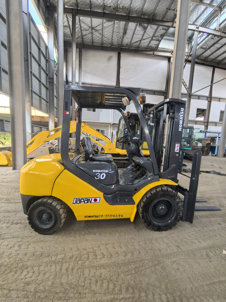 Komatsu FD30 Forklift - Diesel viličar: slika Komatsu FD30 Forklift - Diesel viličar Komatsu FD30 Forklift - Diesel viličar: slika Komatsu FD30 Forklift - Diesel viličar