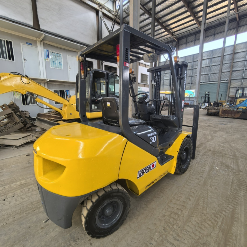 Komatsu FD30 Forklift - Diesel viličar: slika Komatsu FD30 Forklift - Diesel viličar Komatsu FD30 Forklift - Diesel viličar: slika Komatsu FD30 Forklift - Diesel viličar