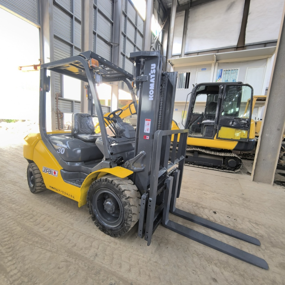 Komatsu FD30 Forklift - Diesel viličar: slika Komatsu FD30 Forklift - Diesel viličar Komatsu FD30 Forklift - Diesel viličar: slika Komatsu FD30 Forklift - Diesel viličar