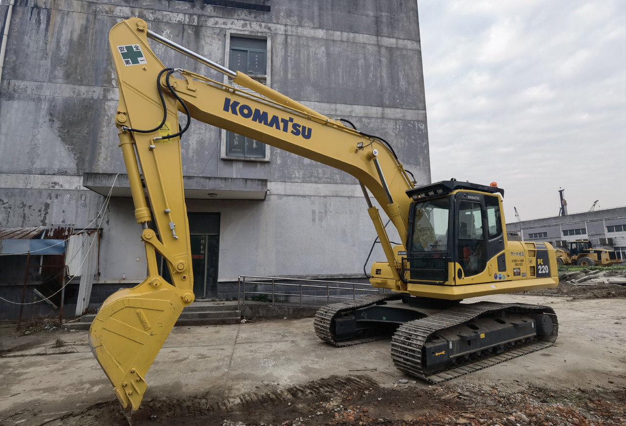 Komatsu PC220-8 Excavator - Bager gusjeničar: slika Komatsu PC220-8 Excavator - Bager gusjeničar Komatsu PC220-8 Excavator - Bager gusjeničar: slika Komatsu PC220-8 Excavator - Bager gusjeničar