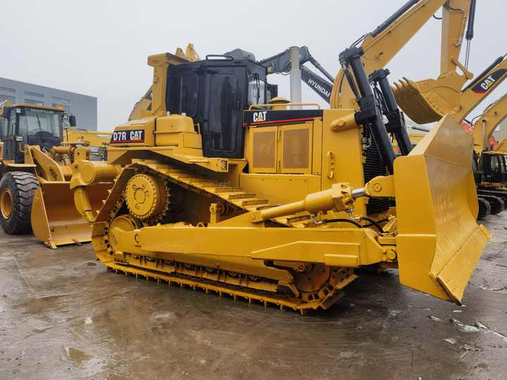 Second Hand Caterpillar CAT D7G D7R Bulldozer Used CAT D7R in stock in shanghai yard - Buldožer: slika Second Hand Caterpillar CAT D7G D7R Bulldozer Used CAT D7R in stock in shanghai yard - Buldožer Second Hand Caterpillar CAT D7G D7R Bulldozer Used CAT D7R in stock in shanghai yard - Buldožer: slika Second Hand Caterpillar CAT D7G D7R Bulldozer Used CAT D7R in stock in shanghai yard - Buldožer