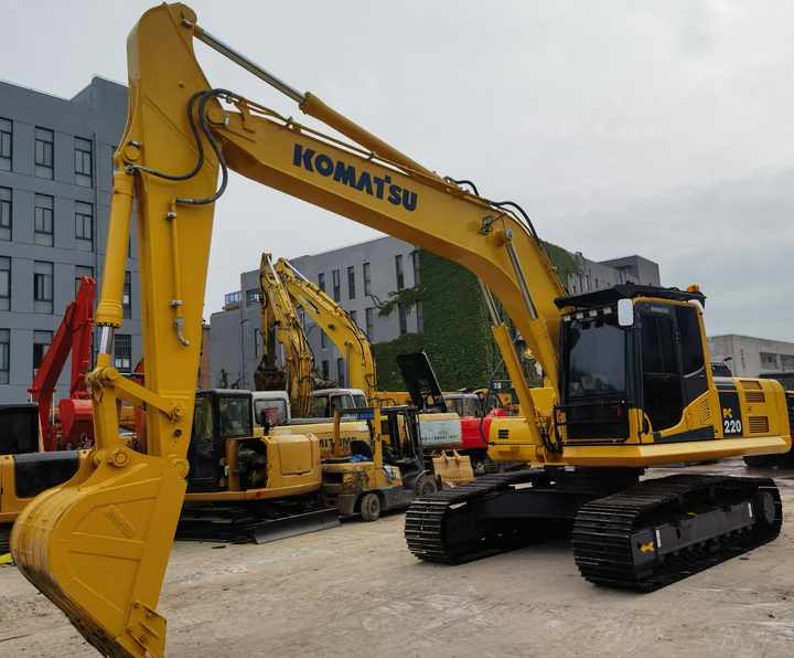 Used Original Japanese KOMATSU PC220-8 used excavator for sale in shanghai yard - Bager gusjeničar: slika Used Original Japanese KOMATSU PC220-8 used excavator for sale in shanghai yard - Bager gusjeničar Used Original Japanese KOMATSU PC220-8 used excavator for sale in shanghai yard - Bager gusjeničar: slika Used Original Japanese KOMATSU PC220-8 used excavator for sale in shanghai yard - Bager gusjeničar