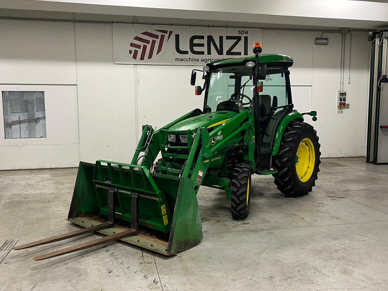 JOHN DEERE 4066 R ( IDROSTATICO ) - Traktor: slika JOHN DEERE 4066 R ( IDROSTATICO ) - Traktor JOHN DEERE 4066 R ( IDROSTATICO ) - Traktor: slika JOHN DEERE 4066 R ( IDROSTATICO ) - Traktor