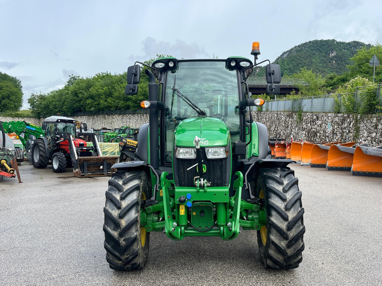 JOHN DEERE 5115R - Traktor: slika JOHN DEERE 5115R - Traktor JOHN DEERE 5115R - Traktor: slika JOHN DEERE 5115R - Traktor