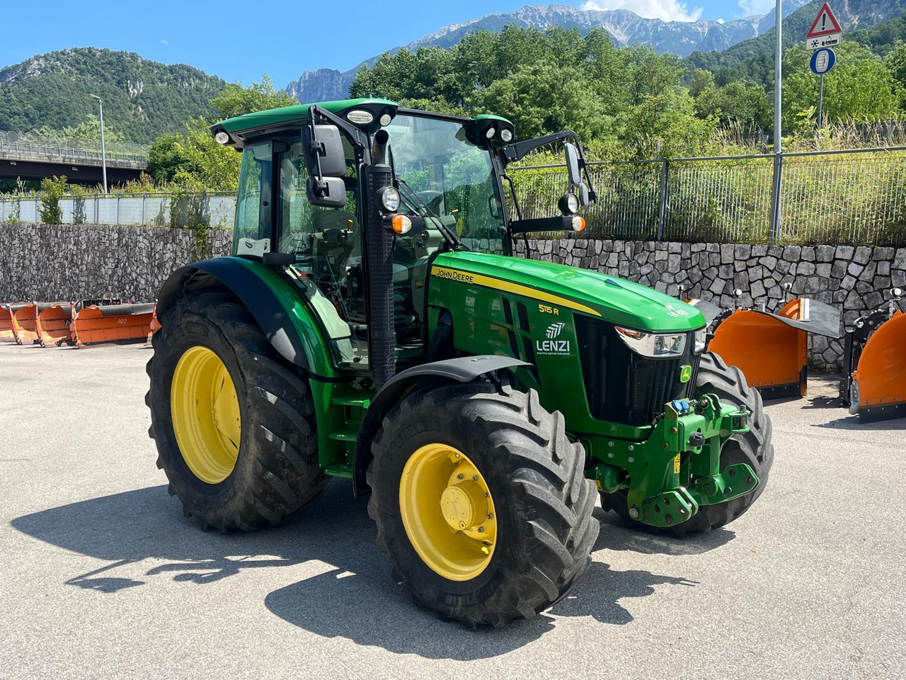 JOHN DEERE 5115R - Traktor: slika JOHN DEERE 5115R - Traktor JOHN DEERE 5115R - Traktor: slika JOHN DEERE 5115R - Traktor