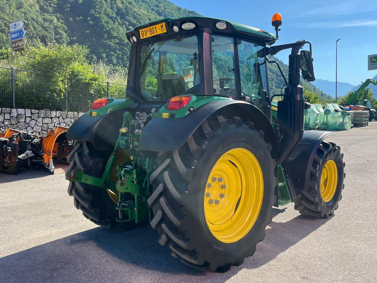 Traktor JOHN DEERE 6100M: slika Traktor JOHN DEERE 6100M