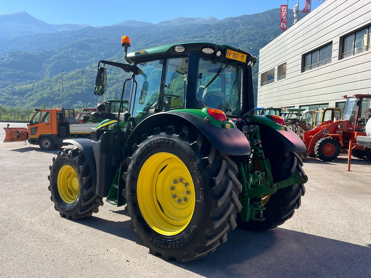 Traktor JOHN DEERE 6100M: slika Traktor JOHN DEERE 6100M
