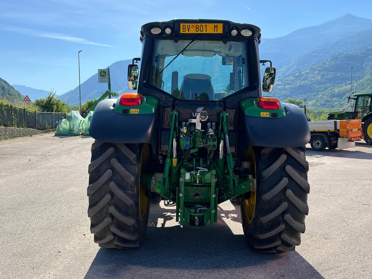 Traktor JOHN DEERE 6100M: slika Traktor JOHN DEERE 6100M