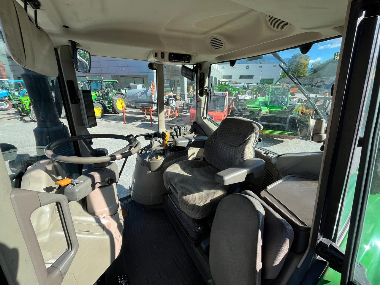 Traktor JOHN DEERE 6120 M: slika Traktor JOHN DEERE 6120 M Traktor JOHN DEERE 6120 M: slika Traktor JOHN DEERE 6120 M