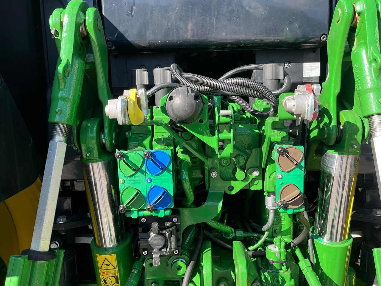 Traktor JOHN DEERE 6120 M: slika Traktor JOHN DEERE 6120 M Traktor JOHN DEERE 6120 M: slika Traktor JOHN DEERE 6120 M