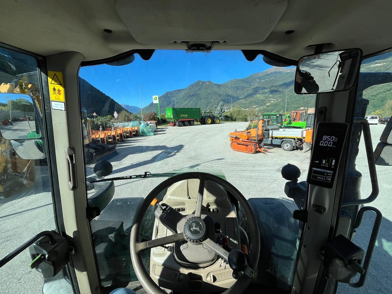 Traktor JOHN DEERE 6120 M: slika Traktor JOHN DEERE 6120 M Traktor JOHN DEERE 6120 M: slika Traktor JOHN DEERE 6120 M