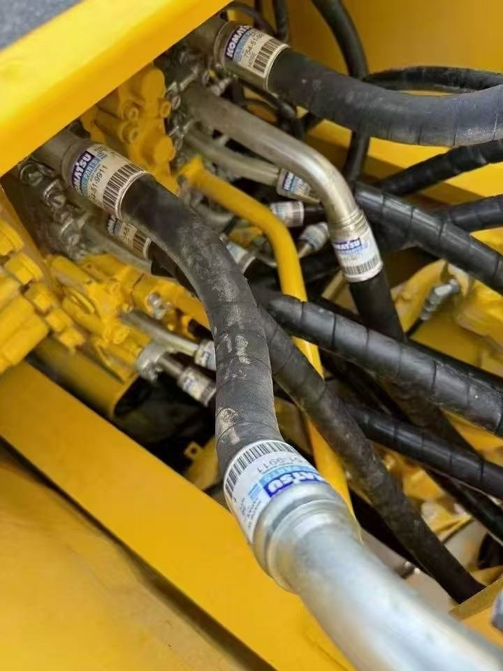 Komatsu PC 220-8 - Bager gusjeničar: slika Komatsu PC 220-8 - Bager gusjeničar Komatsu PC 220-8 - Bager gusjeničar: slika Komatsu PC 220-8 - Bager gusjeničar