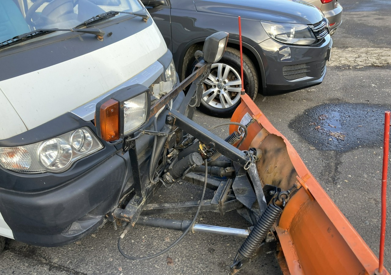 Vozilo za čišćenje snijega Piaggio Piaggio Porter 4X4 Skrzynia odśnieżarka Pług 2011: slika Vozilo za čišćenje snijega Piaggio Piaggio Porter 4X4 Skrzynia odśnieżarka Pług 2011