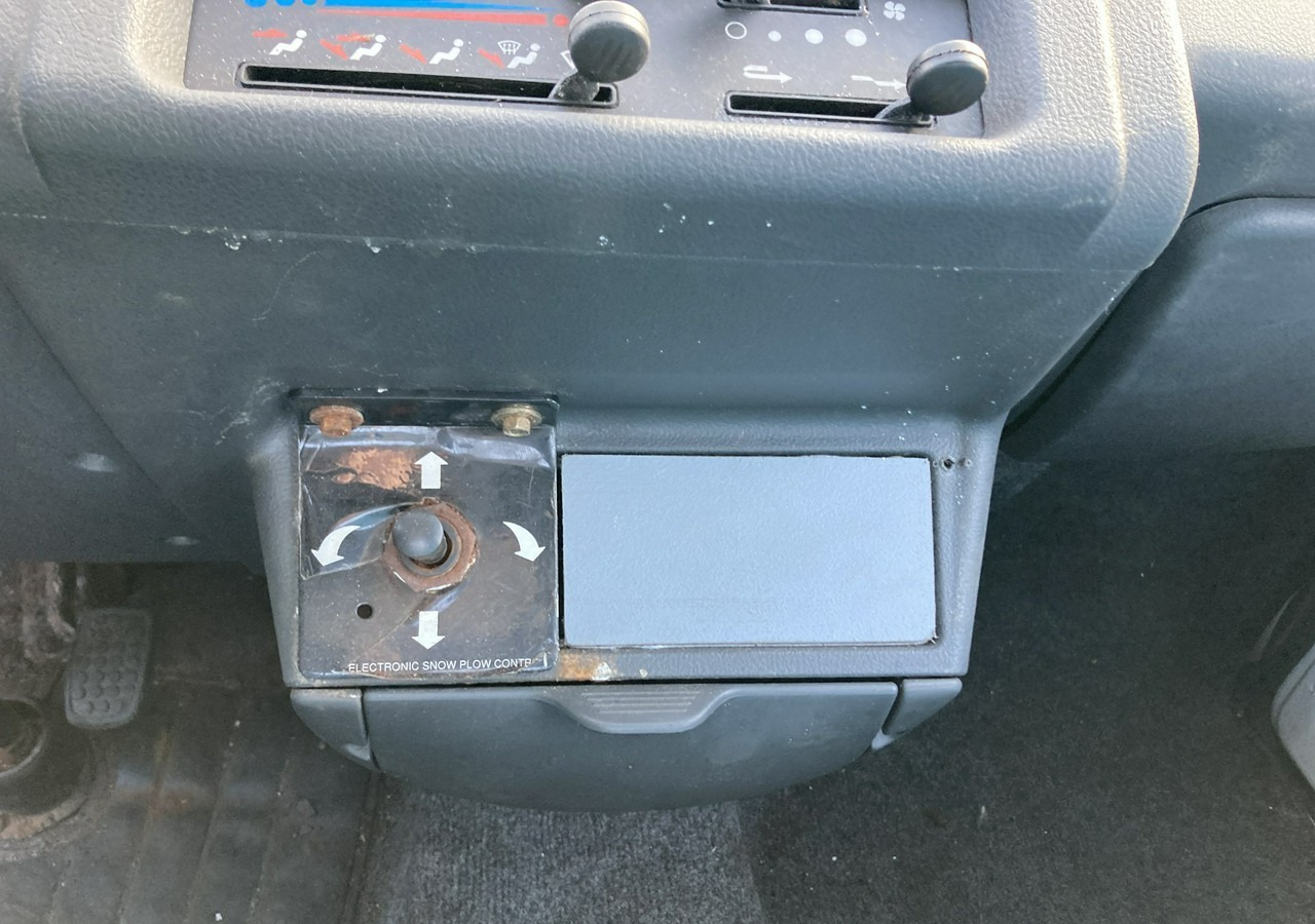 Vozilo za čišćenje snijega Piaggio Piaggio Porter 4X4 Skrzynia odśnieżarka Pług 2011: slika Vozilo za čišćenje snijega Piaggio Piaggio Porter 4X4 Skrzynia odśnieżarka Pług 2011