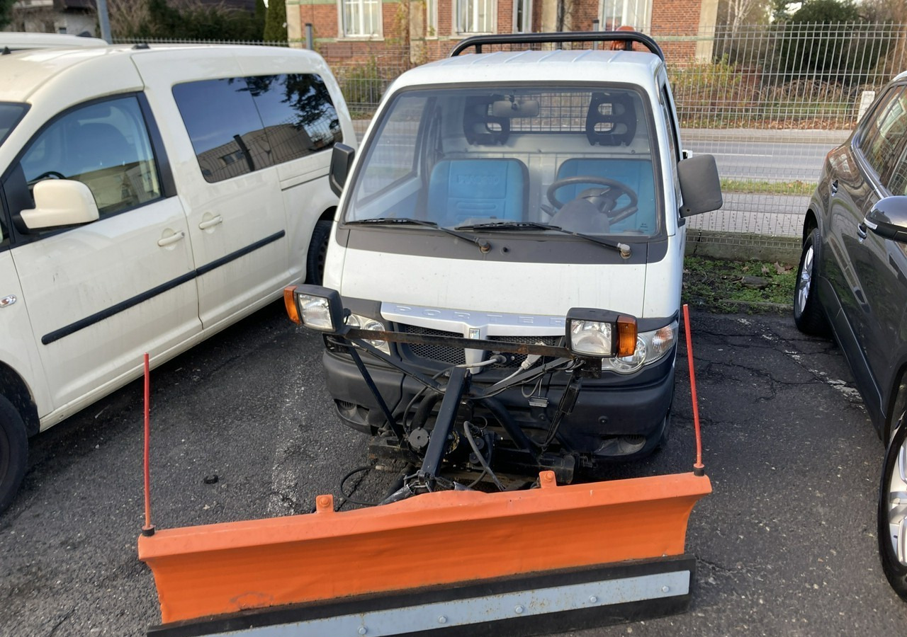 Vozilo za čišćenje snijega Piaggio Piaggio Porter 4X4 Skrzynia odśnieżarka Pług 2011: slika Vozilo za čišćenje snijega Piaggio Piaggio Porter 4X4 Skrzynia odśnieżarka Pług 2011