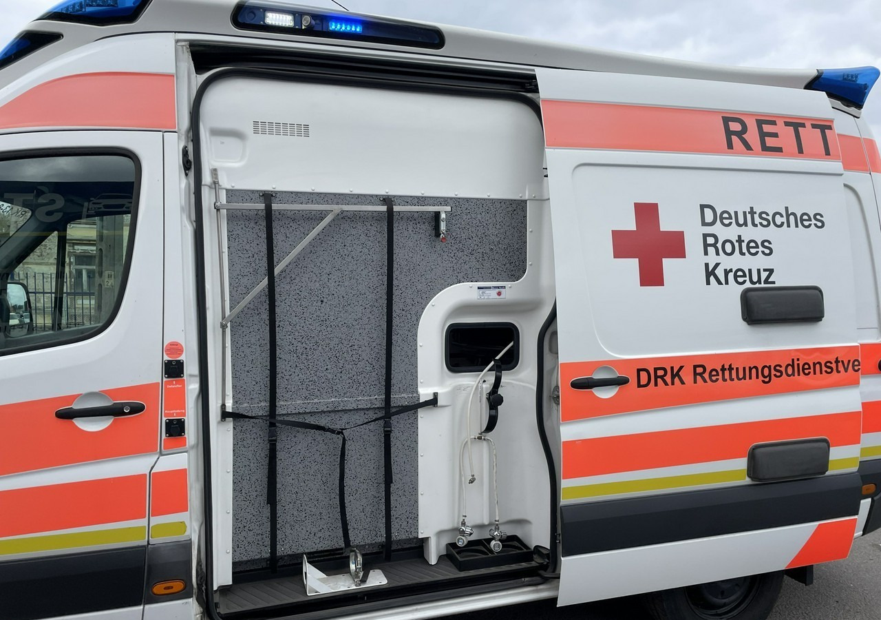 Vozilo hitne pomoći Volkswagen Crafter Crafter 2.0-163KM Karetka Ambulans Wyposażony Model 2016: slika Vozilo hitne pomoći Volkswagen Crafter Crafter 2.0-163KM Karetka Ambulans Wyposażony Model 2016