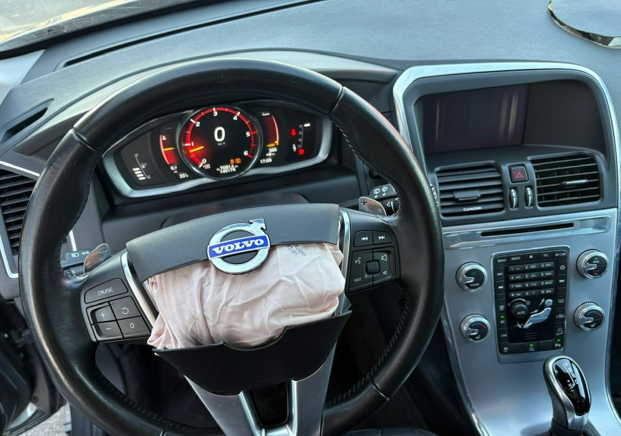 SUV Volvo XC60 I Volvo XC 60 2,4 D4 AWD 190KM Summum Navi Panorama Skóry Kamera 2017: slika SUV Volvo XC60 I Volvo XC 60 2,4 D4 AWD 190KM Summum Navi Panorama Skóry Kamera 2017 SUV Volvo XC60 I Volvo XC 60 2,4 D4 AWD 190KM Summum Navi Panorama Skóry Kamera 2017: slika SUV Volvo XC60 I Volvo XC 60 2,4 D4 AWD 190KM Summum Navi Panorama Skóry Kamera 2017