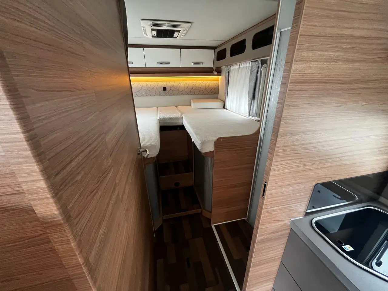 Novi Poluintegrirani kamper Weinsberg CaraSuite 700 ME: slika Novi Poluintegrirani kamper Weinsberg CaraSuite 700 ME Novi Poluintegrirani kamper Weinsberg CaraSuite 700 ME: slika Novi Poluintegrirani kamper Weinsberg CaraSuite 700 ME