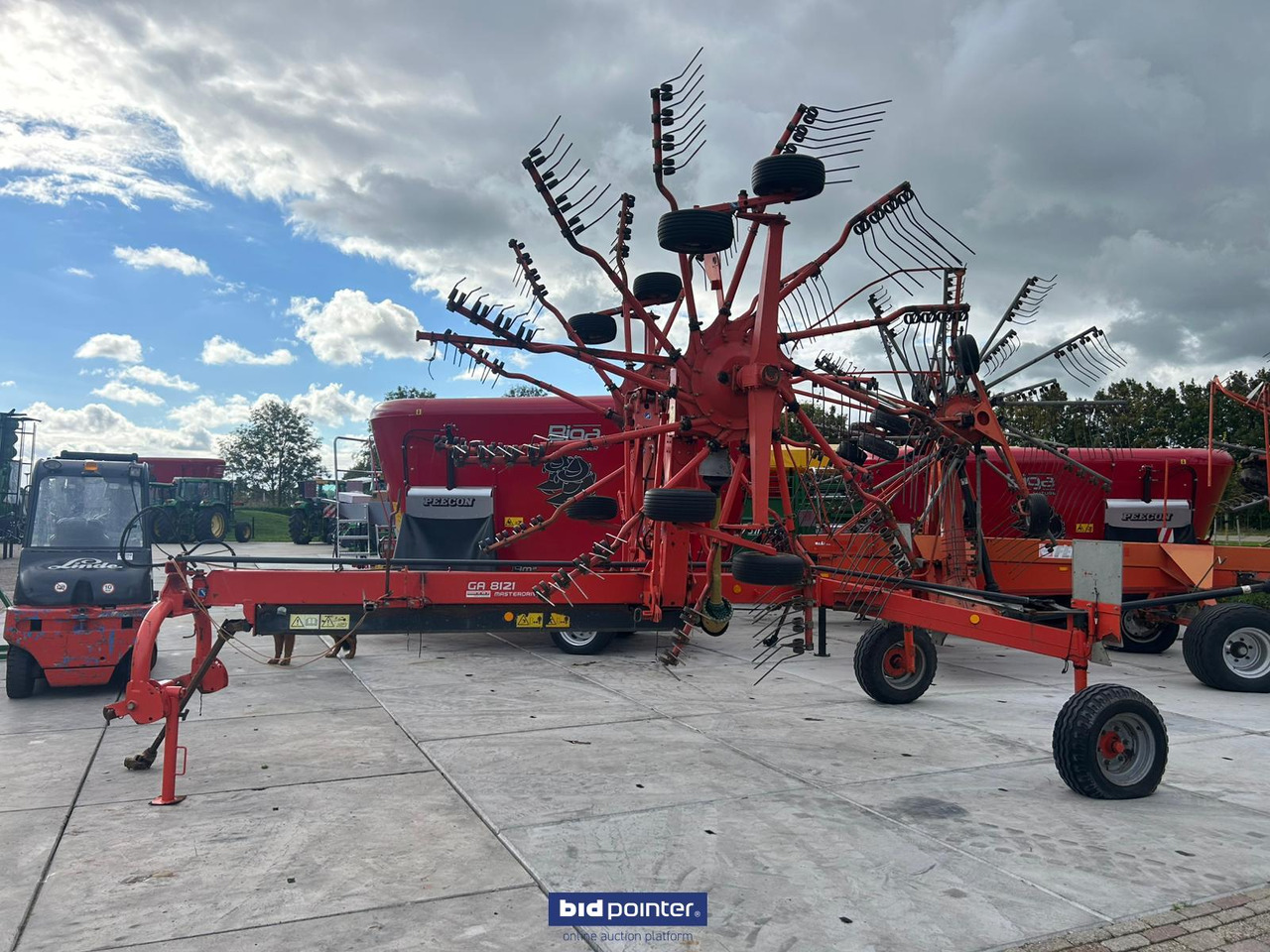 Kuhn GA8121 - Prevrtač sijena/ Grabulje: slika kuhn GA8121 - Prevrtač sijena/ Grabulje Kuhn GA8121 - Prevrtač sijena/ Grabulje: slika kuhn GA8121 - Prevrtač sijena/ Grabulje