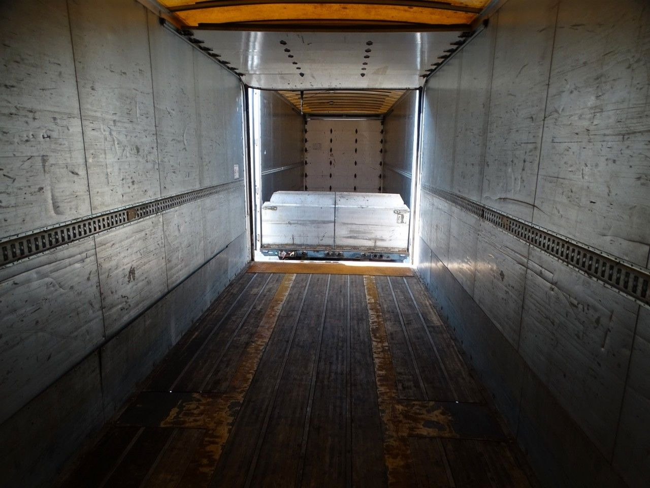 Poluprikolica sa zatvorenim sandukom Samro JUMBO VEHICULAR BOX- 7,3 M + 7,3 M/KOFFER TANDEM: slika Poluprikolica sa zatvorenim sandukom Samro JUMBO VEHICULAR BOX- 7,3 M + 7,3 M/KOFFER TANDEM Poluprikolica sa zatvorenim sandukom Samro JUMBO VEHICULAR BOX- 7,3 M + 7,3 M/KOFFER TANDEM: slika Poluprikolica sa zatvorenim sandukom Samro JUMBO VEHICULAR BOX- 7,3 M + 7,3 M/KOFFER TANDEM