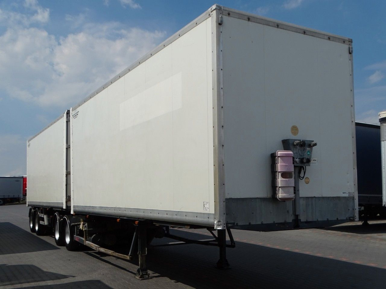 Poluprikolica sa zatvorenim sandukom Samro JUMBO VEHICULAR BOX- 7,3 M + 7,3 M/KOFFER TANDEM: slika Poluprikolica sa zatvorenim sandukom Samro JUMBO VEHICULAR BOX- 7,3 M + 7,3 M/KOFFER TANDEM Poluprikolica sa zatvorenim sandukom Samro JUMBO VEHICULAR BOX- 7,3 M + 7,3 M/KOFFER TANDEM: slika Poluprikolica sa zatvorenim sandukom Samro JUMBO VEHICULAR BOX- 7,3 M + 7,3 M/KOFFER TANDEM