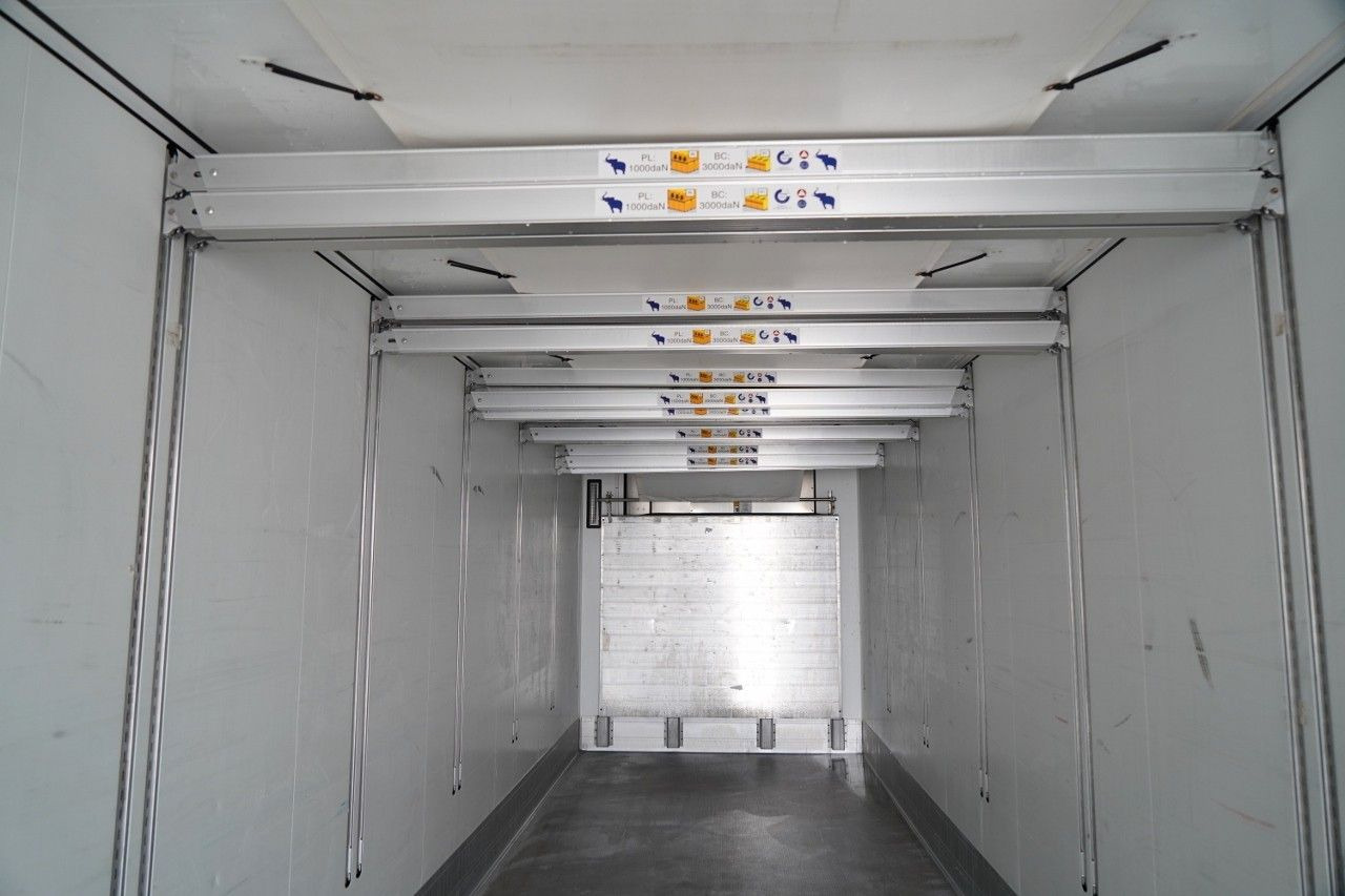 Poluprikolica hladnjača Schmitz Cargobull CHŁODNIA / THERMO KING SLX 300 / DOPPELSTOCK / 2: slika Poluprikolica hladnjača Schmitz Cargobull CHŁODNIA / THERMO KING SLX 300 / DOPPELSTOCK / 2