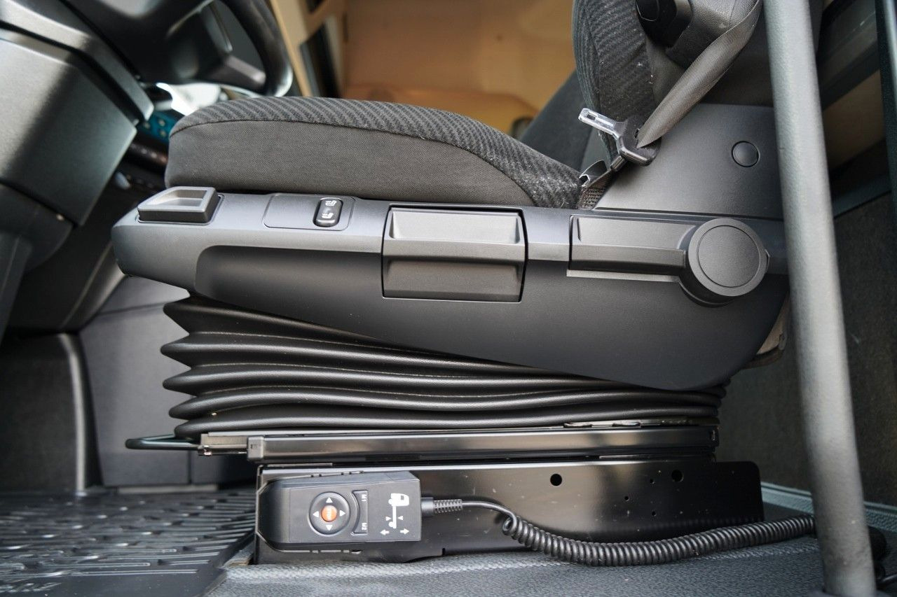 Tegljač Mercedes-Benz ACTROS  L 1851 / GIGA SPACE / RETARDER / 2022 R: slika Tegljač Mercedes-Benz ACTROS  L 1851 / GIGA SPACE / RETARDER / 2022 R