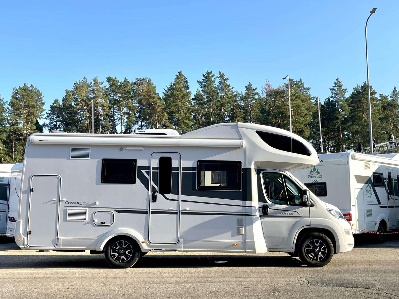 Adria Coral XL 650DK - Alkoven kamper: slika Adria Coral XL 650DK - Alkoven kamper Adria Coral XL 650DK - Alkoven kamper: slika Adria Coral XL 650DK - Alkoven kamper