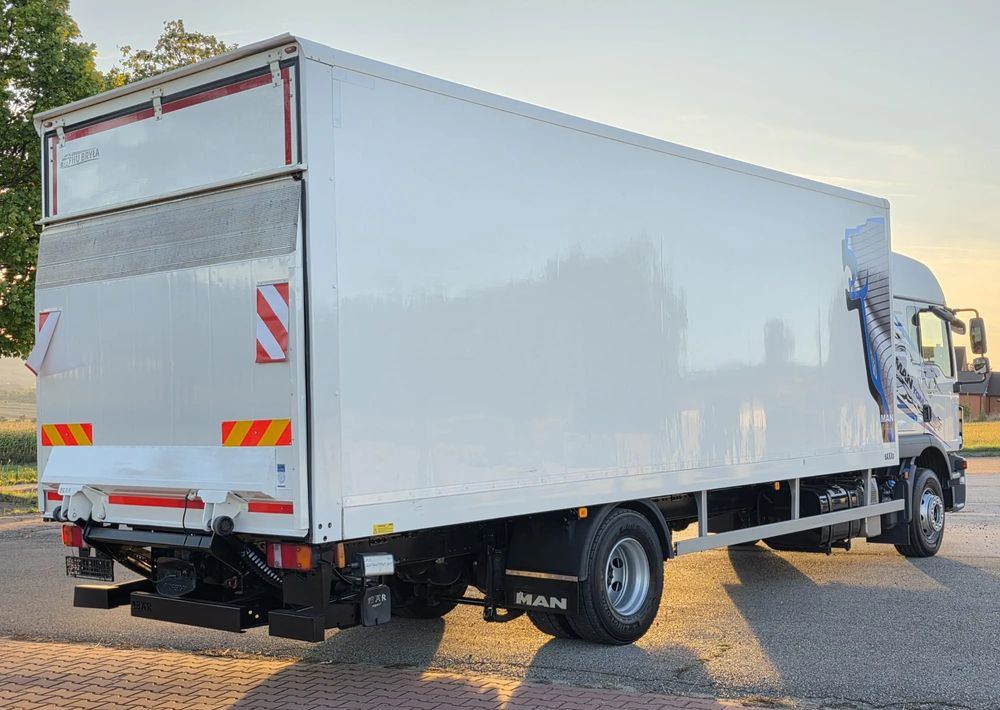 MAN TGM 15.290 / TGL / KONTENER / IZOTERMA / WINDA / KLIMA POSTOJOWA / 2019R / EURO 6 / PEŁEN SERWIS /  8200KG ŁADOWNOŚĆ  / SPROWADZONY / ZADBANY / JAK NOWY /  KSIĄŻKA SERWISOWA / E6 / 18 PALET - Kamion sandučar: slika  MAN TGM 15.290 / TGL / KONTENER / IZOTERMA / WINDA / KLIMA POSTOJOWA / 2019R / EURO 6 / PEŁEN SERWIS /  8200KG ŁADOWNOŚĆ  / SPROWADZONY / ZADBANY / JAK NOWY /  KSIĄŻKA SERWISOWA / E6 / 18 PALET - Kamion sandučar MAN TGM 15.290 / TGL / KONTENER / IZOTERMA / WINDA / KLIMA POSTOJOWA / 2019R / EURO 6 / PEŁEN SERWIS /  8200KG ŁADOWNOŚĆ  / SPROWADZONY / ZADBANY / JAK NOWY /  KSIĄŻKA SERWISOWA / E6 / 18 PALET - Kamion sandučar: slika  MAN TGM 15.290 / TGL / KONTENER / IZOTERMA / WINDA / KLIMA POSTOJOWA / 2019R / EURO 6 / PEŁEN SERWIS /  8200KG ŁADOWNOŚĆ  / SPROWADZONY / ZADBANY / JAK NOWY /  KSIĄŻKA SERWISOWA / E6 / 18 PALET - Kamion sandučar