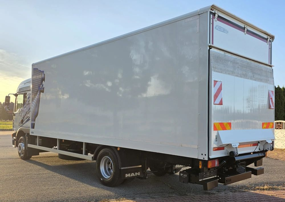 MAN TGM 15.290 / TGL / KONTENER / IZOTERMA / WINDA / KLIMA POSTOJOWA / 2019R / EURO 6 / PEŁEN SERWIS /  8200KG ŁADOWNOŚĆ  / SPROWADZONY / ZADBANY / JAK NOWY /  KSIĄŻKA SERWISOWA / E6 / 18 PALET - Kamion sandučar: slika  MAN TGM 15.290 / TGL / KONTENER / IZOTERMA / WINDA / KLIMA POSTOJOWA / 2019R / EURO 6 / PEŁEN SERWIS /  8200KG ŁADOWNOŚĆ  / SPROWADZONY / ZADBANY / JAK NOWY /  KSIĄŻKA SERWISOWA / E6 / 18 PALET - Kamion sandučar MAN TGM 15.290 / TGL / KONTENER / IZOTERMA / WINDA / KLIMA POSTOJOWA / 2019R / EURO 6 / PEŁEN SERWIS /  8200KG ŁADOWNOŚĆ  / SPROWADZONY / ZADBANY / JAK NOWY /  KSIĄŻKA SERWISOWA / E6 / 18 PALET - Kamion sandučar: slika  MAN TGM 15.290 / TGL / KONTENER / IZOTERMA / WINDA / KLIMA POSTOJOWA / 2019R / EURO 6 / PEŁEN SERWIS /  8200KG ŁADOWNOŚĆ  / SPROWADZONY / ZADBANY / JAK NOWY /  KSIĄŻKA SERWISOWA / E6 / 18 PALET - Kamion sandučar