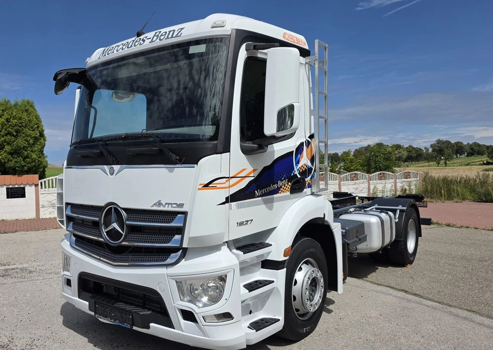 Mercedes-Benz ANTOS 1827 / ATEGO / ACTROS / E6 / ROZSTAW OSI 3.75M / WYWROT / BECZKA / UTRZYMANIE DRÓG / HAKOWIEC / SPROWADZONY / PIERWSZY WŁAŚCICIEL / STAN BDB - Kamion-šasija: slika Mercedes-Benz ANTOS 1827 / ATEGO / ACTROS / E6 / ROZSTAW OSI 3.75M / WYWROT / BECZKA / UTRZYMANIE DRÓG / HAKOWIEC / SPROWADZONY / PIERWSZY WŁAŚCICIEL / STAN BDB - Kamion-šasija Mercedes-Benz ANTOS 1827 / ATEGO / ACTROS / E6 / ROZSTAW OSI 3.75M / WYWROT / BECZKA / UTRZYMANIE DRÓG / HAKOWIEC / SPROWADZONY / PIERWSZY WŁAŚCICIEL / STAN BDB - Kamion-šasija: slika Mercedes-Benz ANTOS 1827 / ATEGO / ACTROS / E6 / ROZSTAW OSI 3.75M / WYWROT / BECZKA / UTRZYMANIE DRÓG / HAKOWIEC / SPROWADZONY / PIERWSZY WŁAŚCICIEL / STAN BDB - Kamion-šasija