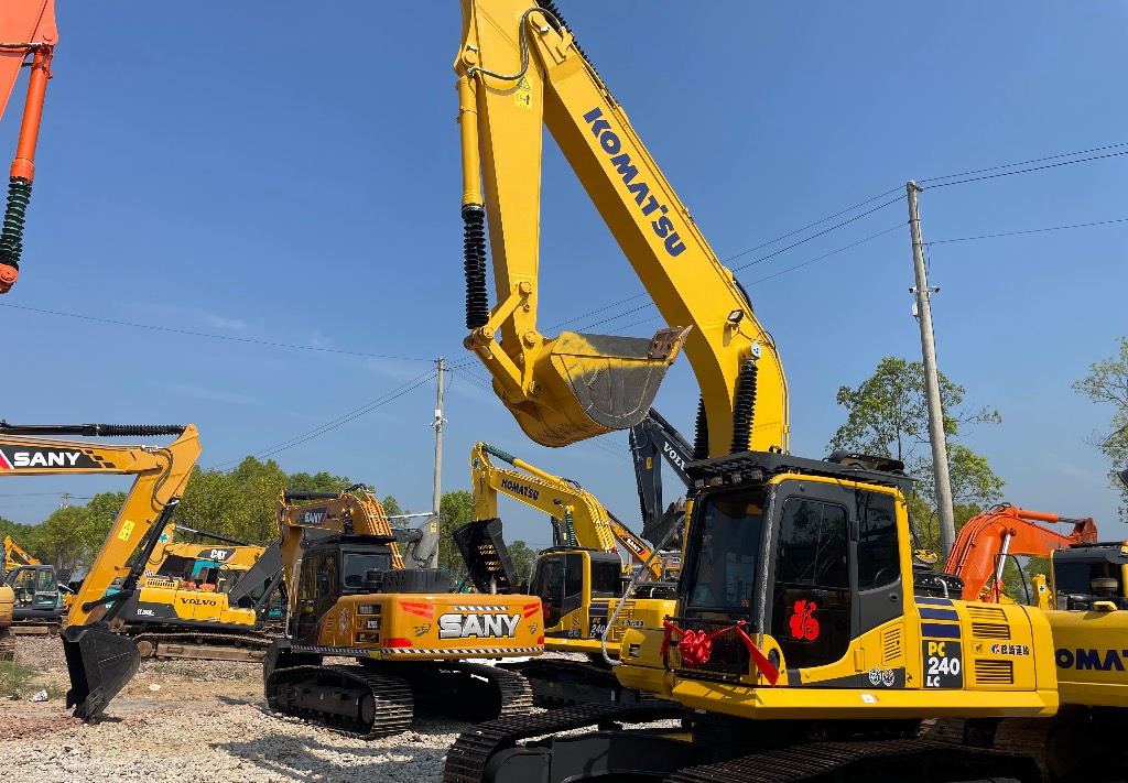 Komatsu PC 240 PC220 PC240-8 - Bager gusjeničar: slika Komatsu PC 240 PC220 PC240-8 - Bager gusjeničar Komatsu PC 240 PC220 PC240-8 - Bager gusjeničar: slika Komatsu PC 240 PC220 PC240-8 - Bager gusjeničar