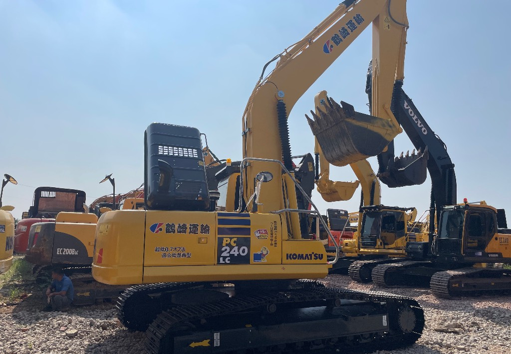 Komatsu PC 240 PC220 PC240-8 - Bager gusjeničar: slika Komatsu PC 240 PC220 PC240-8 - Bager gusjeničar Komatsu PC 240 PC220 PC240-8 - Bager gusjeničar: slika Komatsu PC 240 PC220 PC240-8 - Bager gusjeničar
