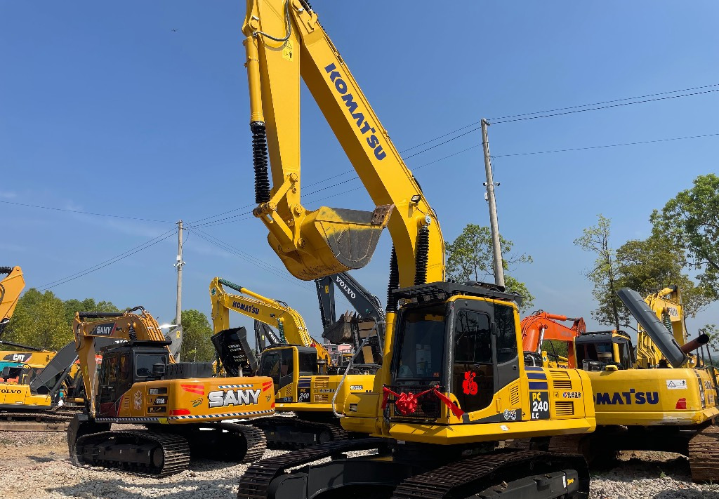 Komatsu PC 240 PC220 PC240-8 - Bager gusjeničar: slika Komatsu PC 240 PC220 PC240-8 - Bager gusjeničar Komatsu PC 240 PC220 PC240-8 - Bager gusjeničar: slika Komatsu PC 240 PC220 PC240-8 - Bager gusjeničar