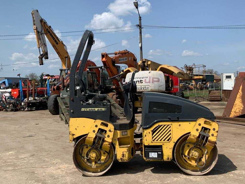 Bomag BW 100 AD-4 - Cestovni valjak: slika Bomag BW 100 AD-4 - Cestovni valjak Bomag BW 100 AD-4 - Cestovni valjak: slika Bomag BW 100 AD-4 - Cestovni valjak