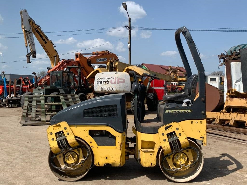 Bomag BW 100 AD-4 - Cestovni valjak: slika Bomag BW 100 AD-4 - Cestovni valjak Bomag BW 100 AD-4 - Cestovni valjak: slika Bomag BW 100 AD-4 - Cestovni valjak