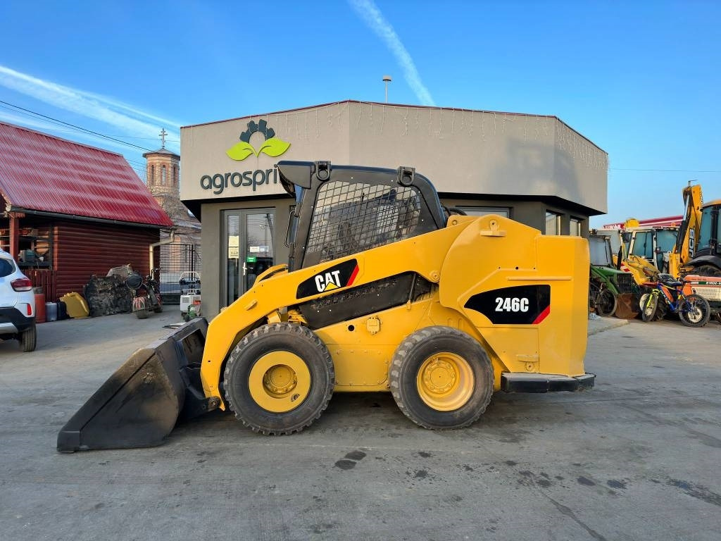 Mini utovarivač CAT 246 C: slika Mini utovarivač CAT 246 C