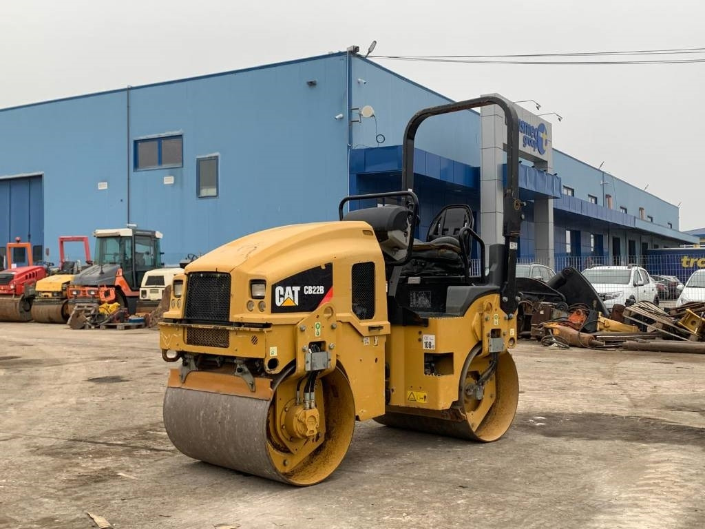 CAT CB 22B - Cestovni valjak: slika CAT CB 22B - Cestovni valjak CAT CB 22B - Cestovni valjak: slika CAT CB 22B - Cestovni valjak